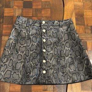 Karlie Black and Gray Snake Print Mini Skirt size M